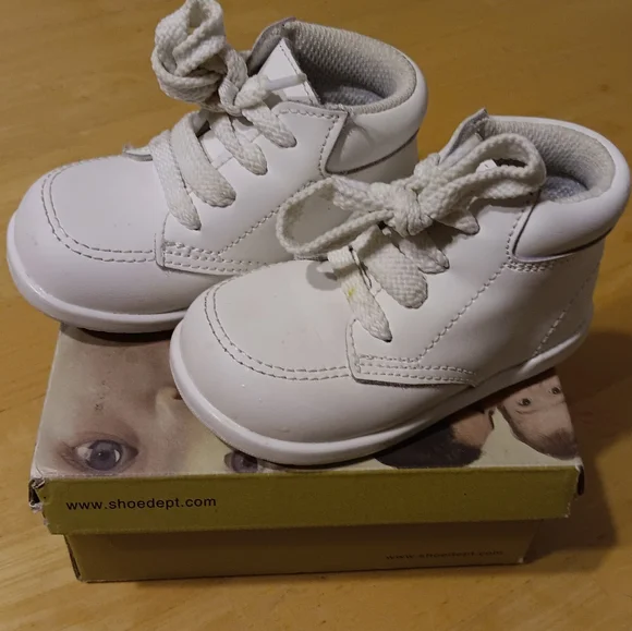 White Unisex Baby Shoes 5 EUC - Picture 1 of 5